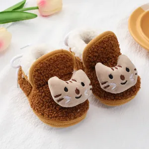 Detailopname van schattige baby slofjes met kat en warme sherpa voering voor de winter