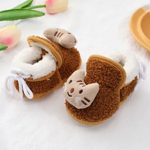 Close-up van schattige baby-laarsjes met kattenmotief, warme fleecevoering en zachte textuur.