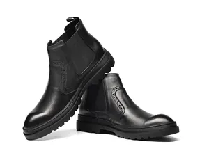 Vue détaillée de bottines Chelsea en cuir noir avec perforations brogue classiques.