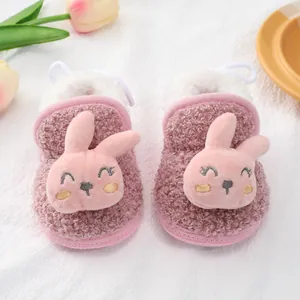 Detail van warme roze harige babyschoentjes met schattige pluche konijnenhoofd decoratie