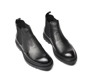 Vue détaillée de bottines Chelsea en cuir noir pour homme avec perforations brogue