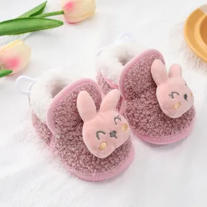 Detailopname van roze pluchen babyschoentjes met konijnendesign en zachte fleece voering