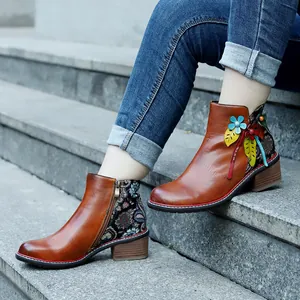 Primer plano de botines de cuero vintage hechos a mano con flores 3D y bordados