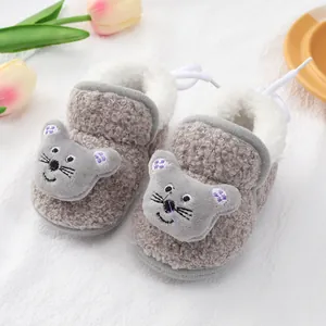 Detail van schattige babyschoentjes met zacht grijs imitatiebont en warme fleece voering.