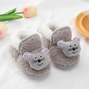 Gedetailleerde close-up van grijze pluche babyschoentjes met schattig kattenontwerp