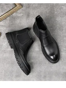 Vue de dessus détaillée de bottines Chelsea en cuir noir avec détails brogues