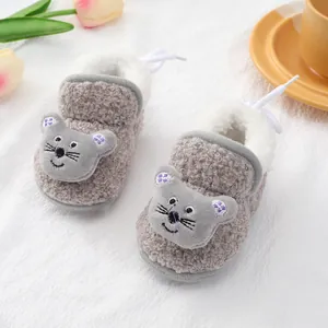 Detail van grijze pluche babyschoentjes met schattig kattengezicht en warme fleece voering
