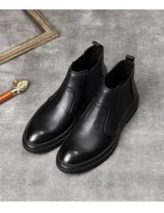 Vue détaillée des bottines Chelsea en cuir noir avec perforations brogues rétro classiques