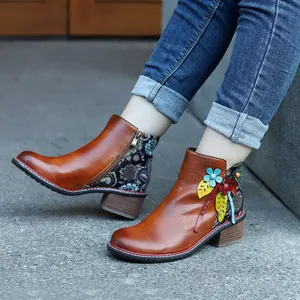 Botines de cuero vintage hechos a mano con detalles florales en 3D y bordados étnicos.