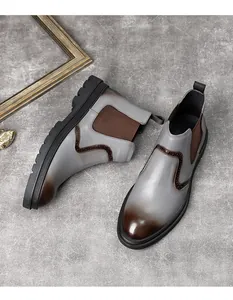 Bottines Chelsea vintage en cuir gris avec dégradé marron et semelles noires robustes