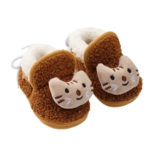 Zachte bruine babysloffen met een warme pluche voering en een schattig kattengezicht