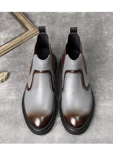 Détail de bottines Chelsea vintage pour hommes en cuir dégradé gris et marron