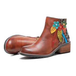 Vista detallada de botines de piel vintage cepillada con acentos florales 3D de colores