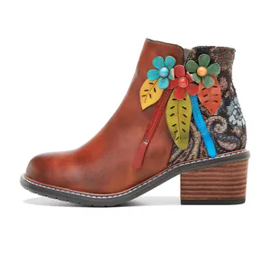 Botines retro de cuero marrón con apliques florales 3D de colores y tacón ancho