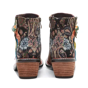 Vista trasera de botines florales vintage con tejido jacquard y tacones de madera