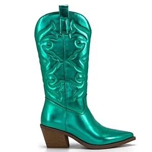 Vue détaillée d'une botte de cowboy verte métallique avec broderie et talon épais