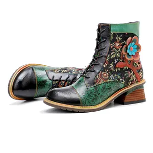 Dettaglio degli stivaletti vintage in vera pelle con stampa floreale e tacco largo