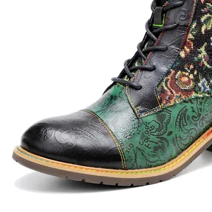 Primo piano di stivaletto in pelle vintage con patchwork colorato e cuciture arcobaleno