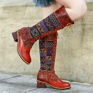 Detailansicht der Vintage-Damenstiefel aus Leder mit Blumenmuster, Patchwork und Schnürung