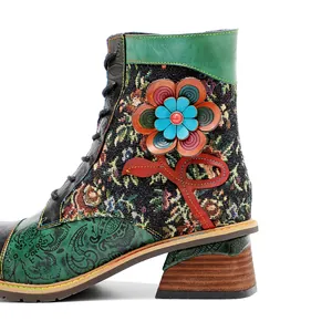 Dettaglio di stivale vintage in pelle con fiore in pelle 3D e motivi patchwork etnici
