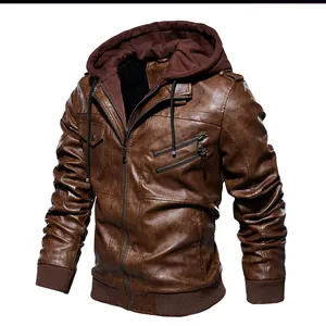 Détail d'une veste en cuir PU marron pour homme avec capuche et poches zippées.