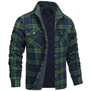 Veste en flanelle à carreaux verts pour hommes avec doublure matelassée et poches.