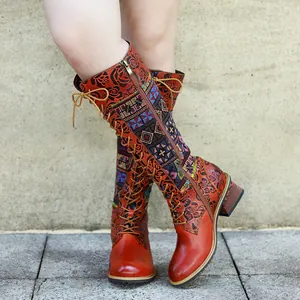 Detailansicht der handgefertigten Lederstiefel im Retro-Look mit buntem Blumenmuster