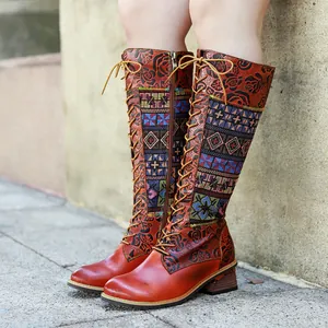Detailansicht der Vintage-Lederstiefel mit einem ethnischen Blumenmuster-Patchwork