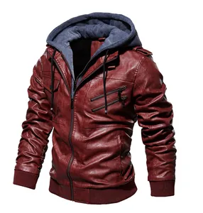 Vue détaillée de la capuche et des zips sur cette veste en cuir rouge pour homme.