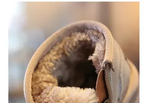 Gros plan de la doublure en fausse fourrure épaisse des bottes d'hiver pour bébés