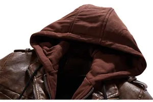 Gros plan sur une veste homme en simili cuir marron avec capuche amovible hiver