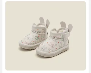 Detailansicht der niedlichen Baby-Schneestiefel mit Hasenohren und Futter