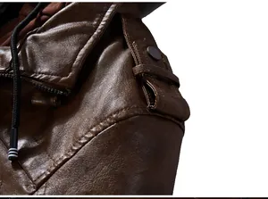 Détail macro d'une veste en cuir PU marron montrant l'épaulette et la texture fine