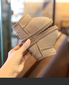 Vue détaillée de bottes de neige pour bébé marron chaud avec semelle souple et polaire