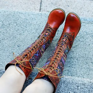 Detailansicht der handgefertigten Retro-Leder-Patchwork-Stiefel mit Schnürung