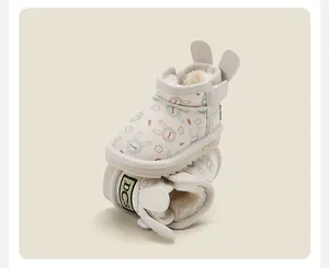 Detailansicht der weißen Baby-Schneestiefel mit süßen Hasenohren und warmem Plüschfutter