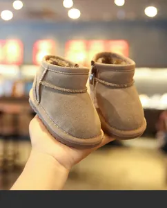 Gros plan de bottes de neige pour bébé fourrées et chaudes avec semelles souples