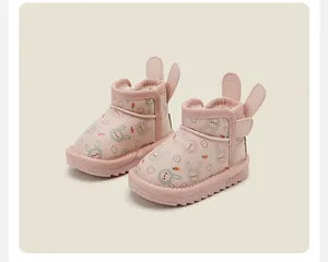 Detailansicht rosa Kleinkinder-Winterstiefel mit 3D-Hasenohren und süßen Cartoon-Mustern.