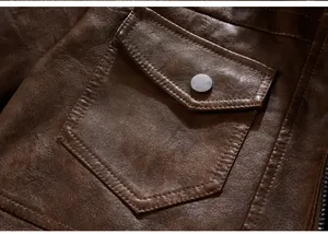 Gros plan sur une veste en similicuir marron avec poche à rabat boutonnée et surpiqûres