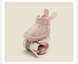 Detailansicht rosa Kleinkind-Schneeschuhe mit Plüschfutter und süßem Hasenohr-Design.