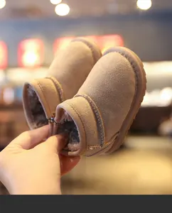 Gros plan de bottes de neige pour bébé avec doublure en peluche et extérieur en daim