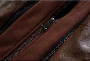 Gros plan détaillé montrant la fermeture éclair métallique d'une veste en cuir pour homme