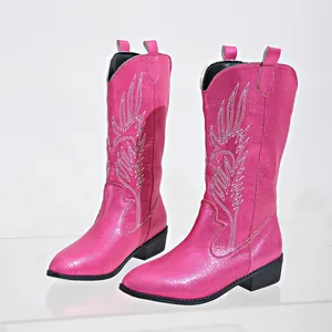 Vue détaillée de bottes de cowboy fuchsia avec broderie blanche et talon bloc