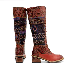 Detailansicht der Vintage-Stiefel mit Blumenprägung und bunten ethnischen Mustern.