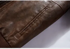 Détail rapproché d'une veste en similicuir marron vintage avec poche et texture