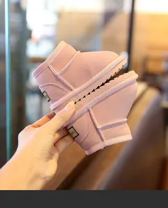 Détail de bottes de neige roses pour bébé avec semelle souple et doublure en polaire