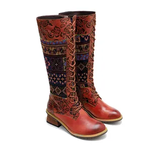 Detailansicht der Vintage-Lederstiefel mit Stickerei und floralem Blumenmuster