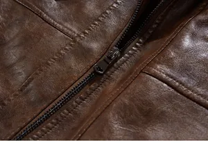 Vue détaillée d'une veste en cuir PU marron pour homme avec fermeture éclair métallique.