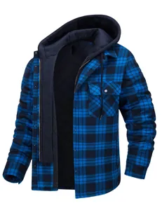 Detailansicht der blau karierten Herrenjacke mit Kapuze und schwarzem Steppfutter.