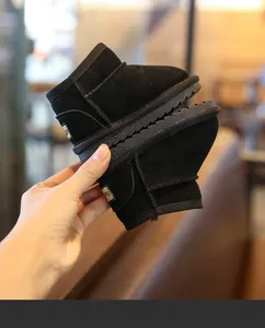Vue détaillée de bottes de neige noires pour bébé avec doublure en peluche douce